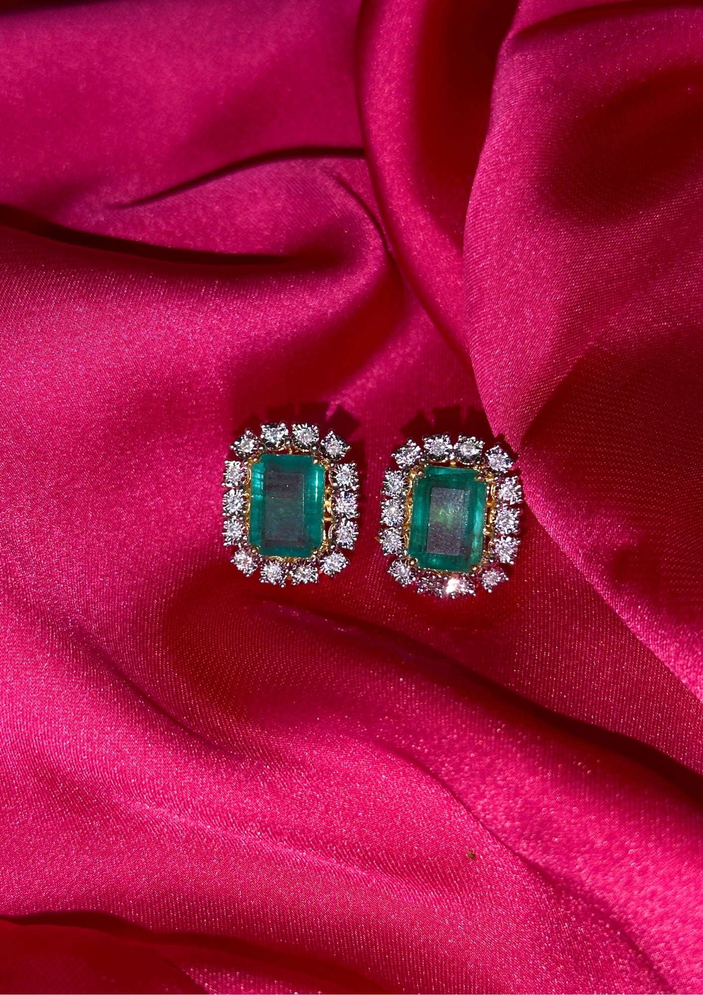 4K GOLD CLASSIC EMERALD STUDS