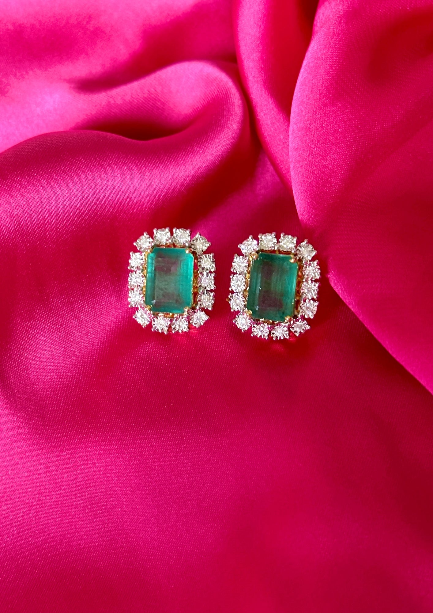 4K GOLD CLASSIC EMERALD STUDS