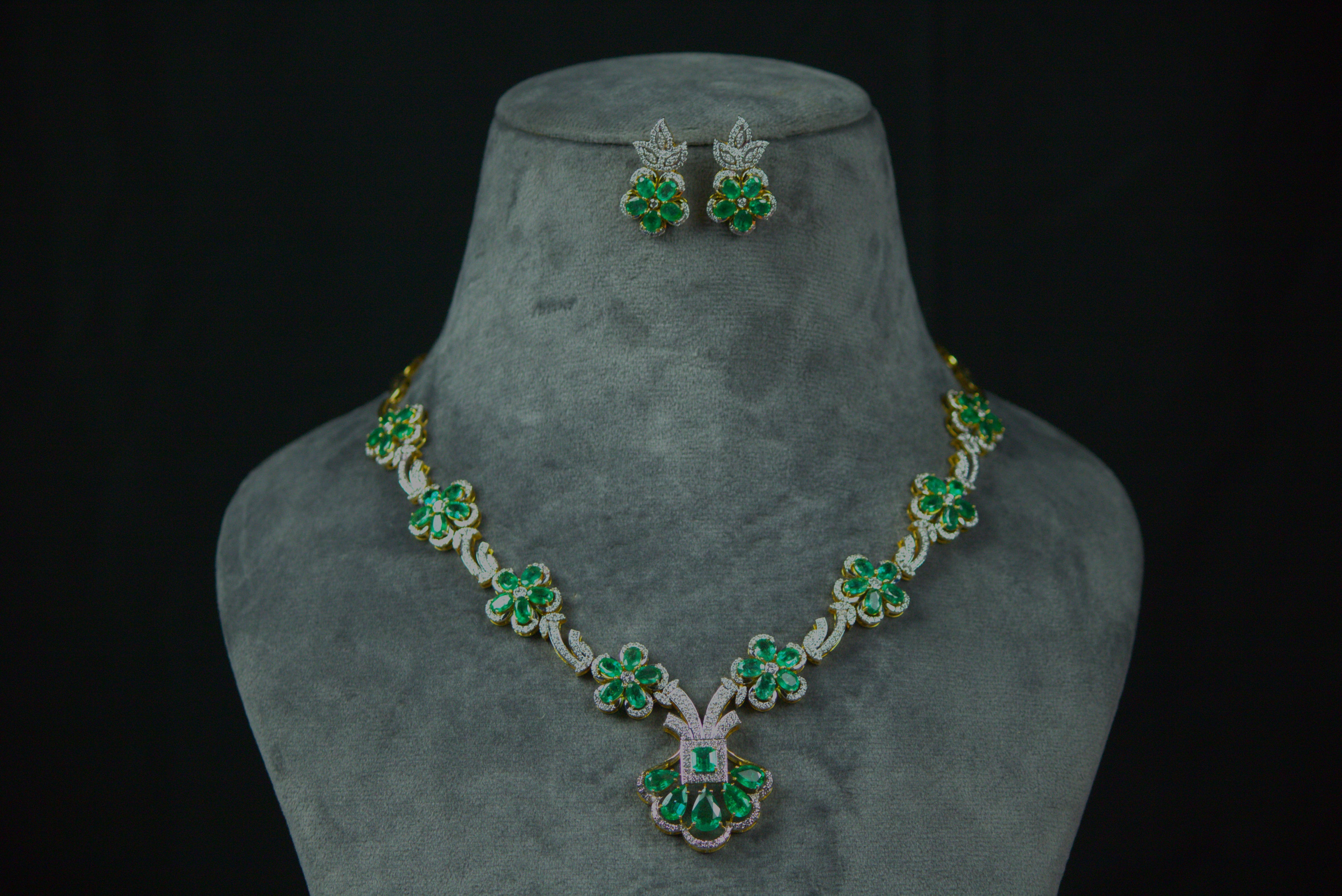 4K GOLD DIAMOND AND EMERALD FLORAL NECKLACE