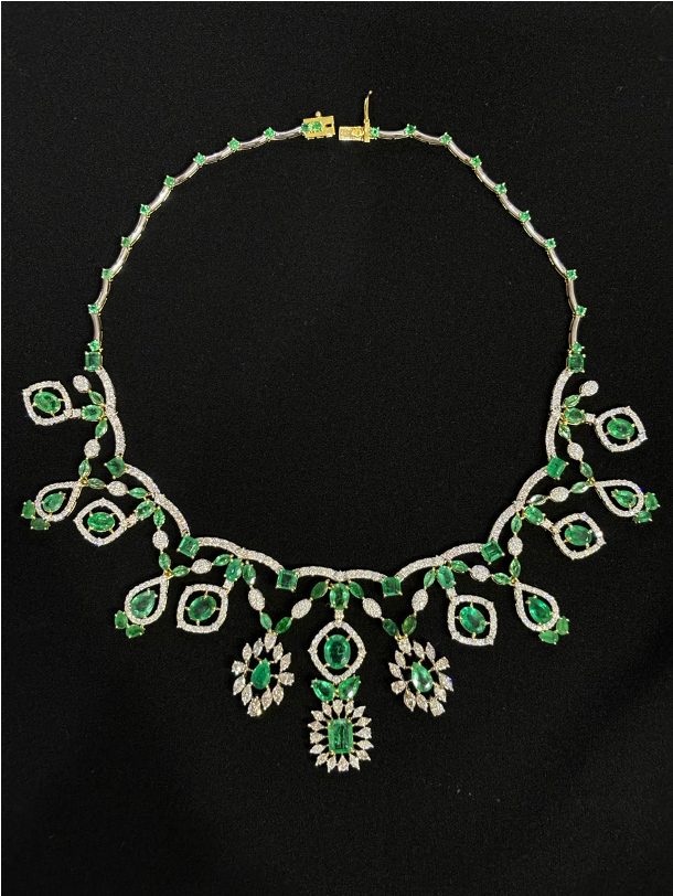 4K GOLD GREEN AND WHITE NACKLACE